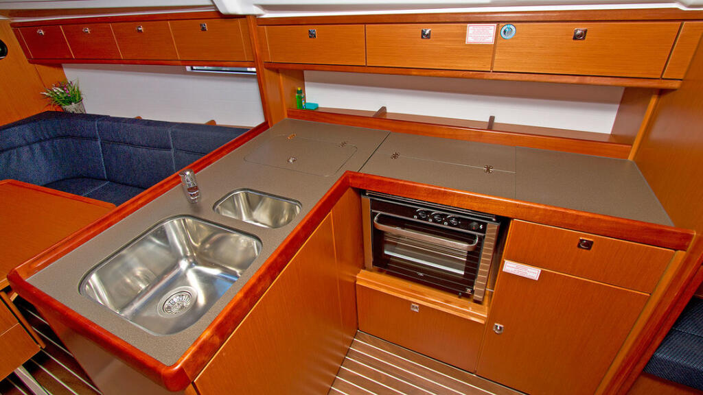 Sailing yacht 