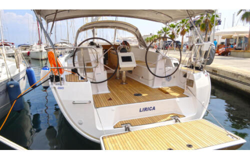 Sailing yacht 