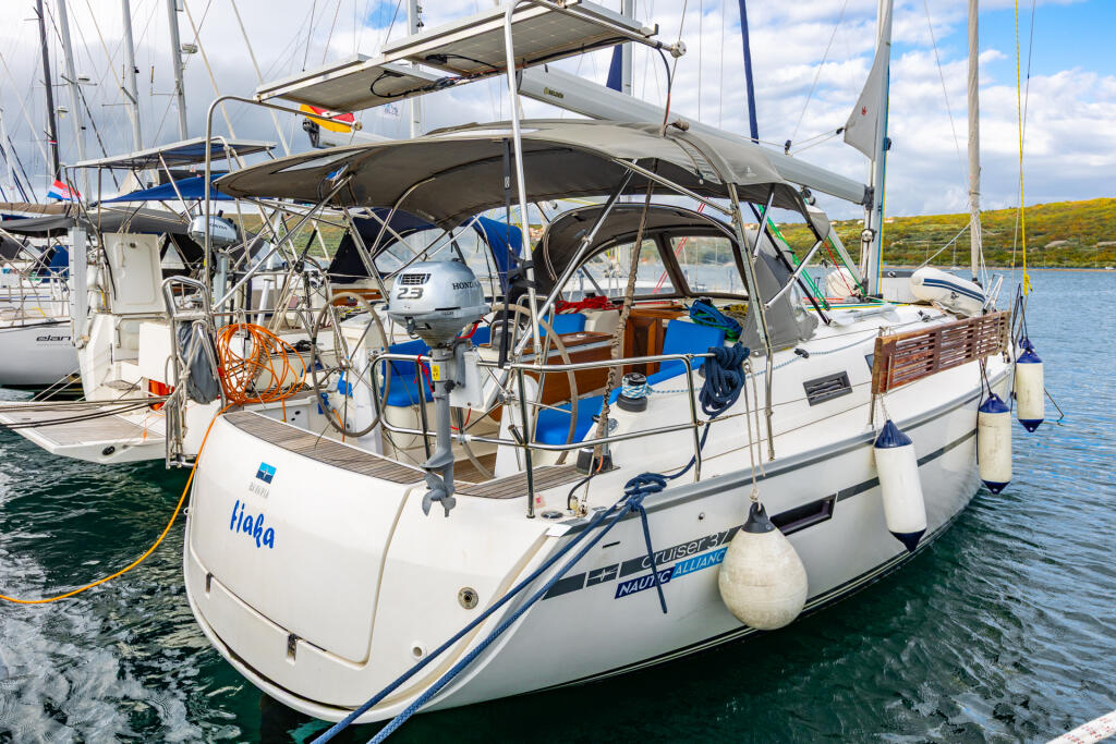 Sailing yacht 