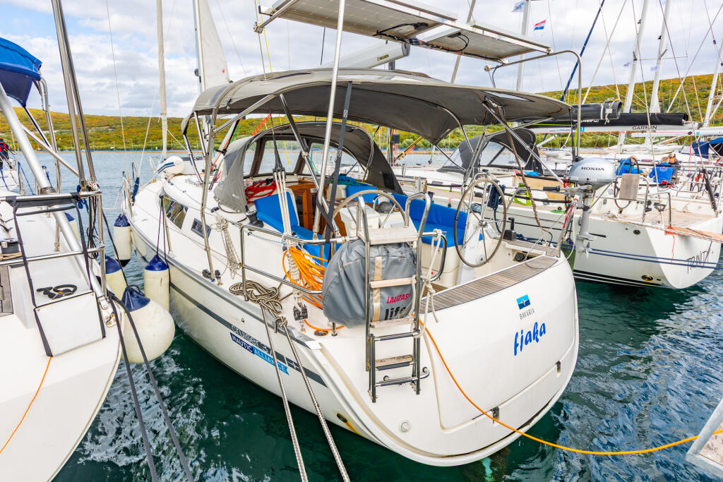 Sailing yacht 