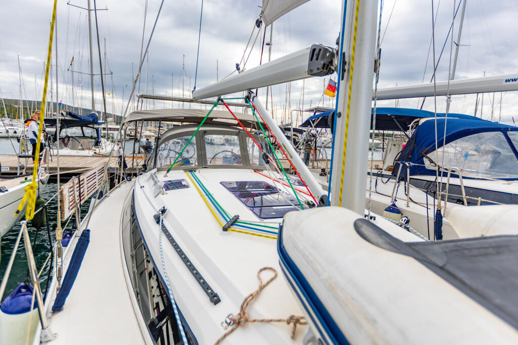 Sailing yacht 