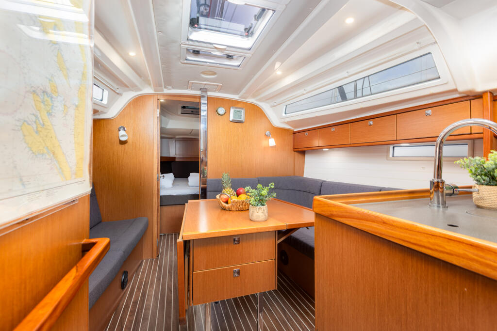 Sailing yacht 