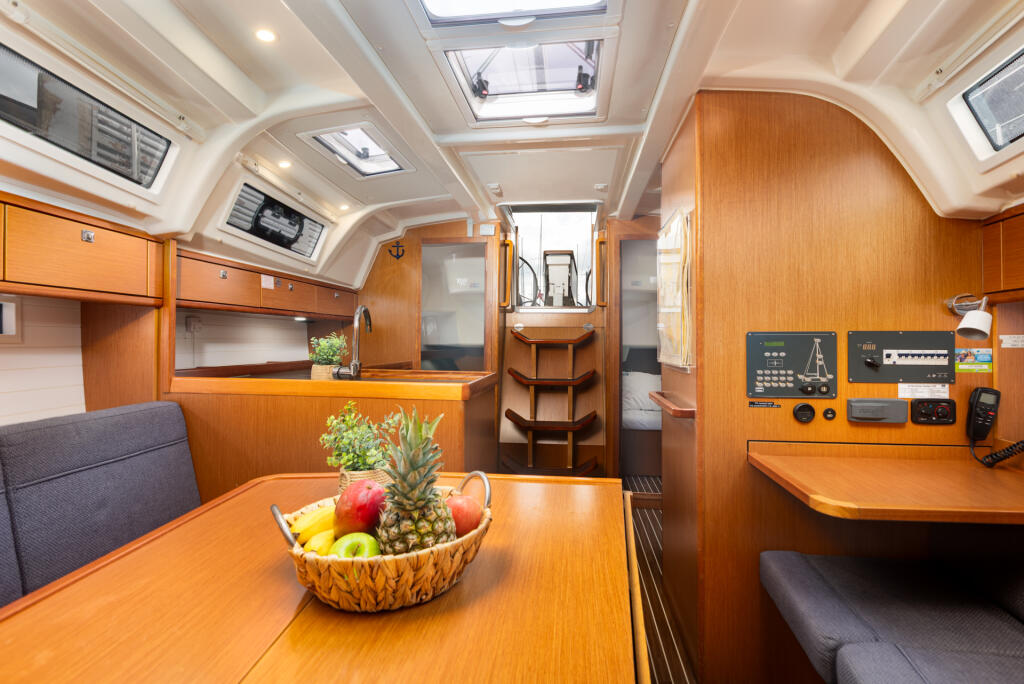 Sailing yacht 