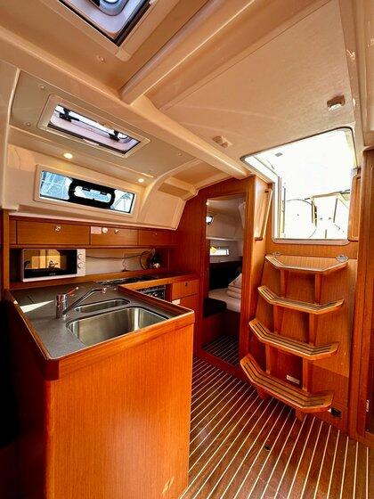 Sailing yacht 