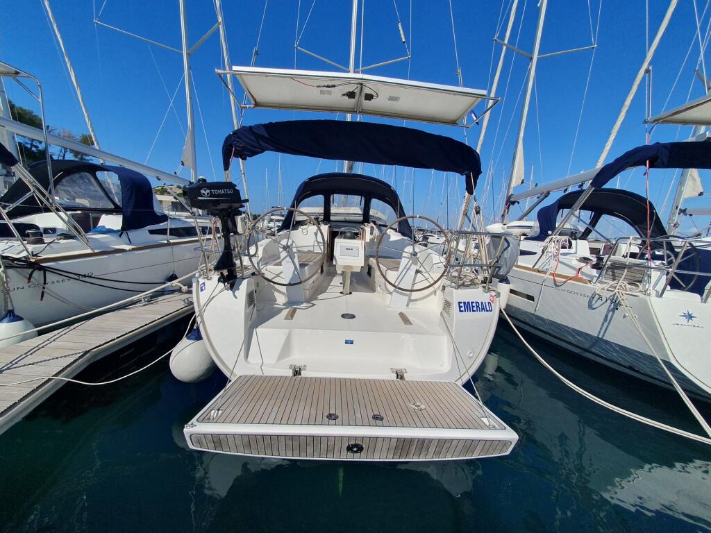 Sailing yacht 