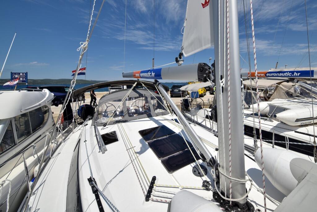 Sailing yacht 