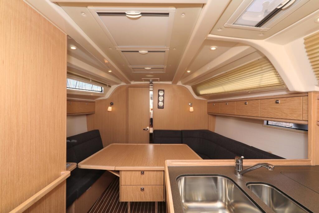 Sailing yacht 