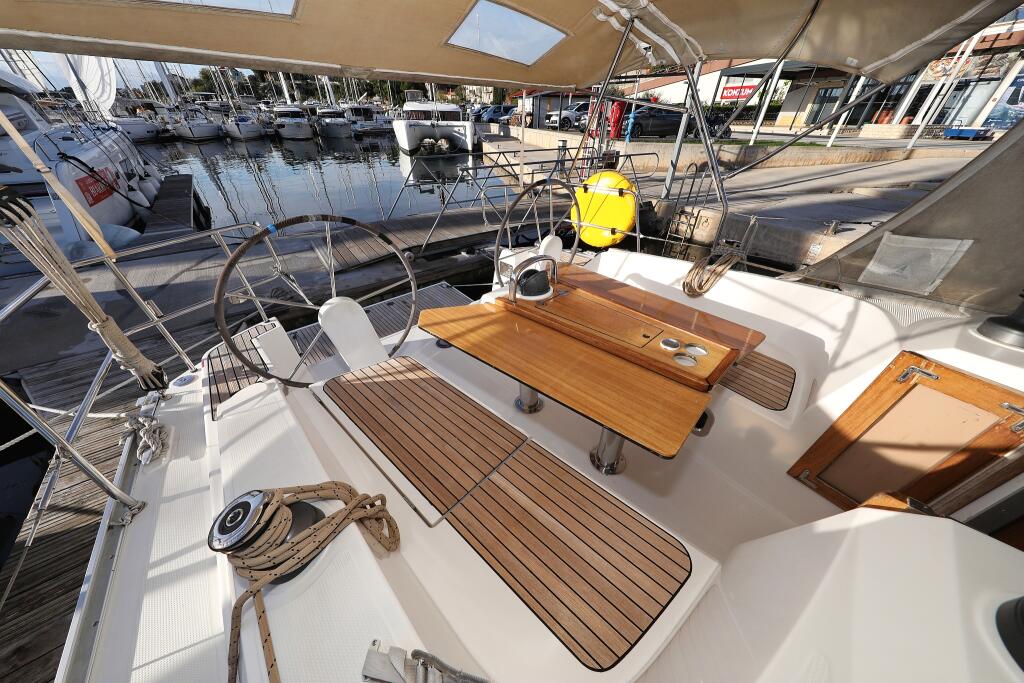 Sailing yacht 
