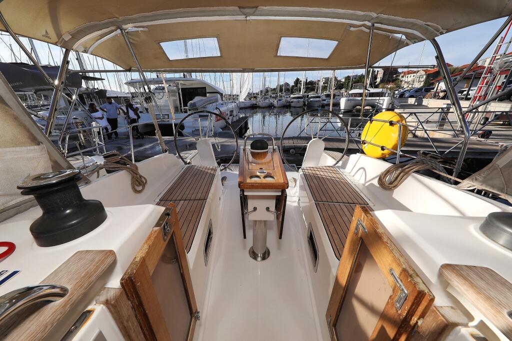Sailing yacht 