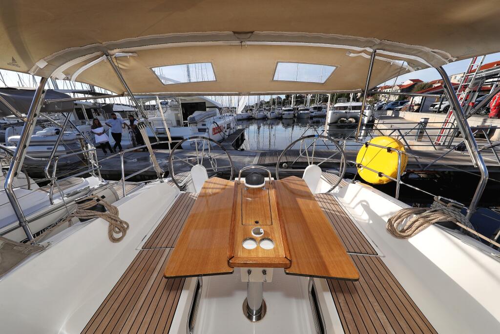 Sailing yacht 