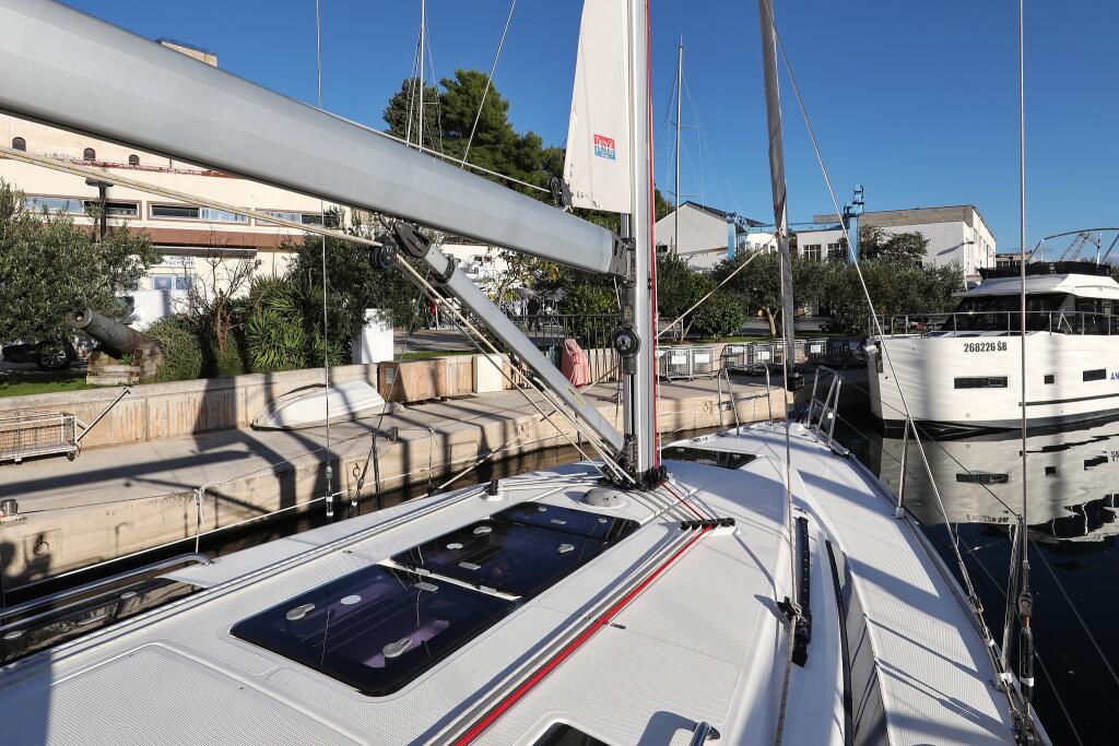 Sailing yacht 