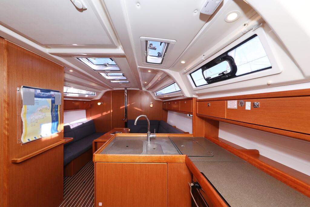 Sailing yacht 