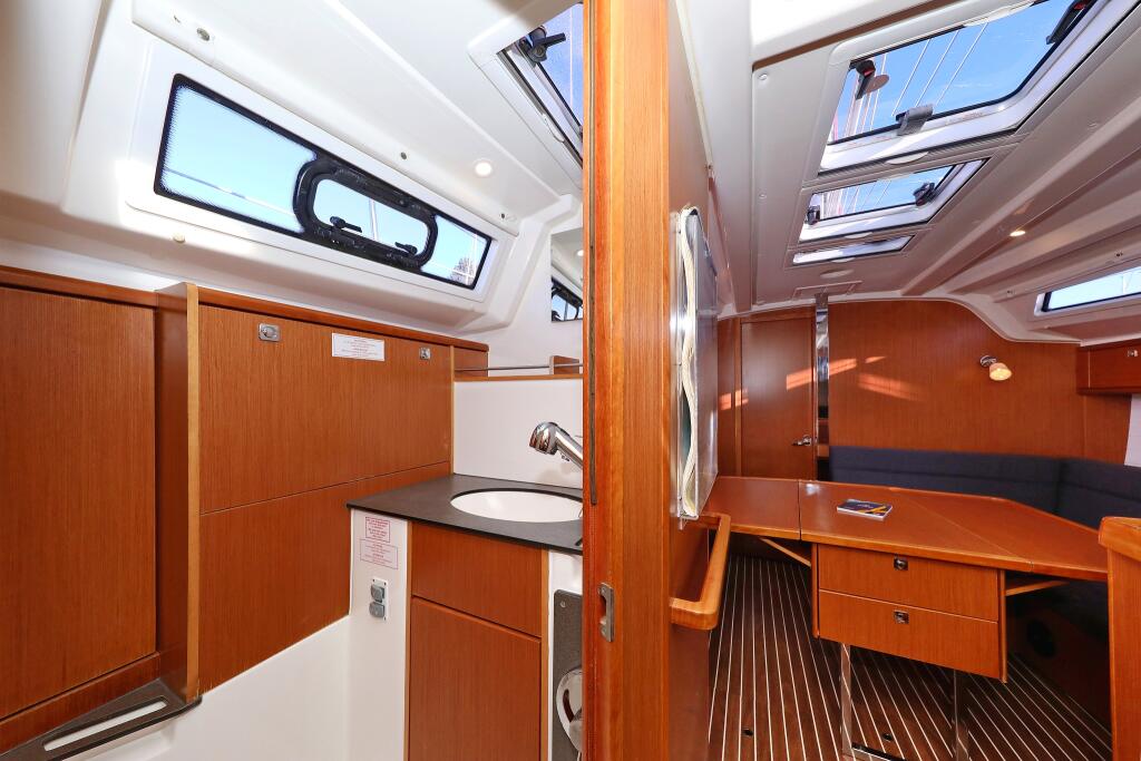 Sailing yacht 
