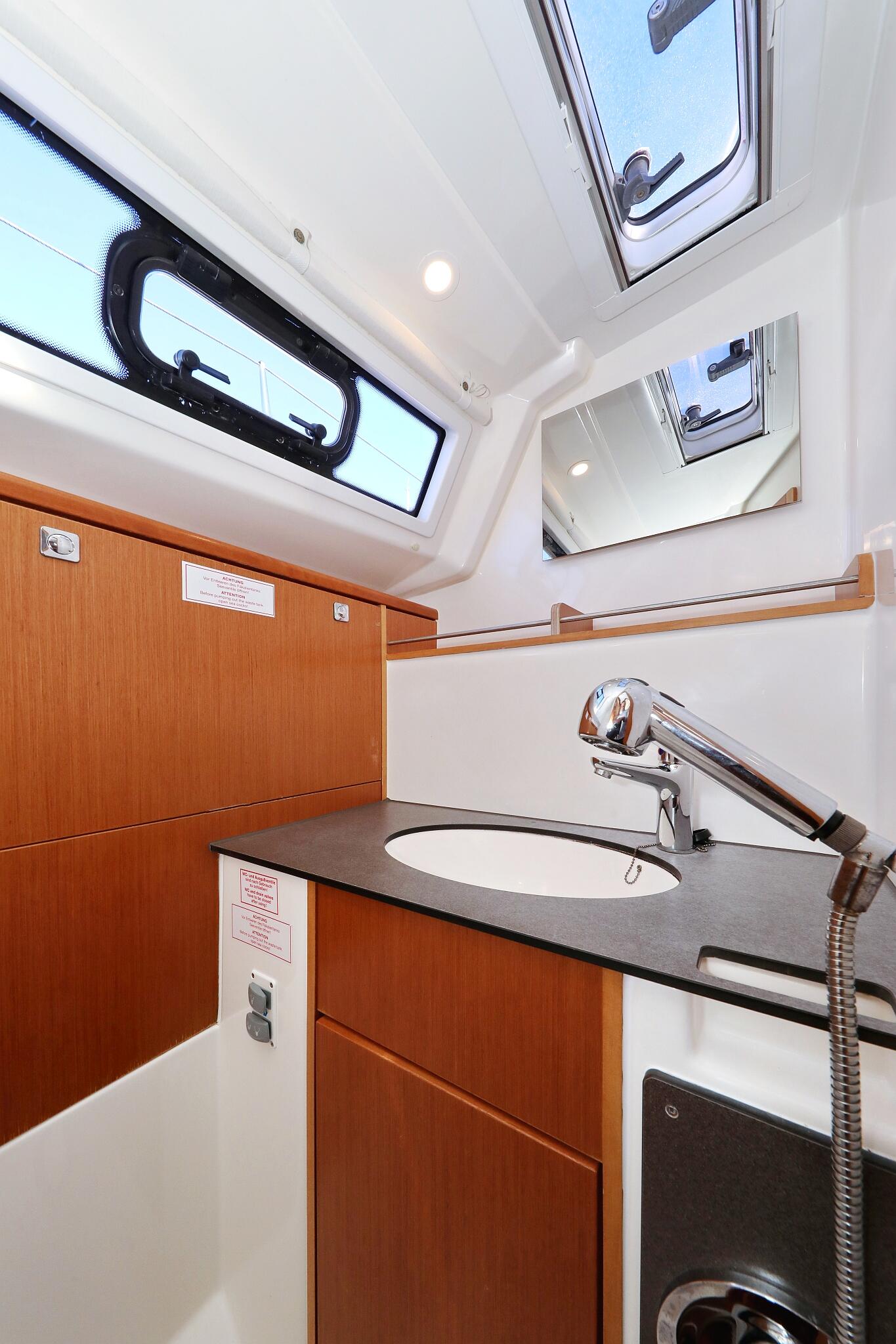 Sailing yacht 