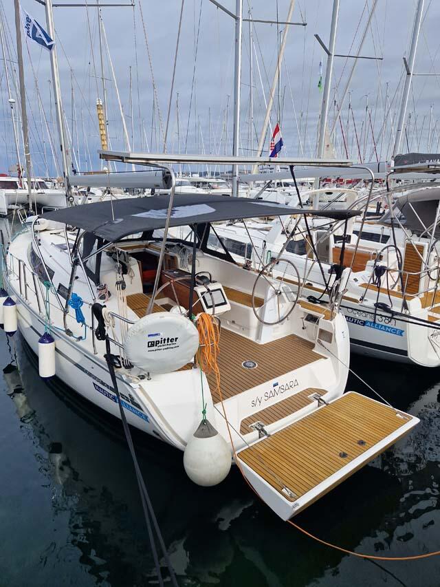 Sailing yacht 