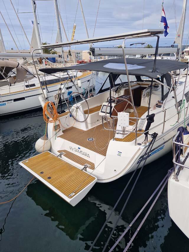 Sailing yacht 
