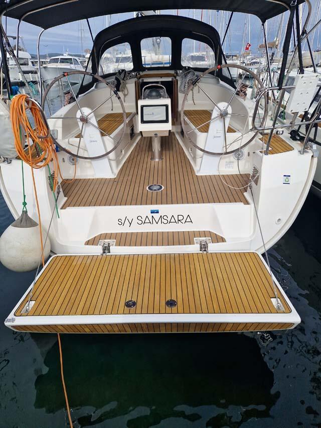 Sailing yacht 