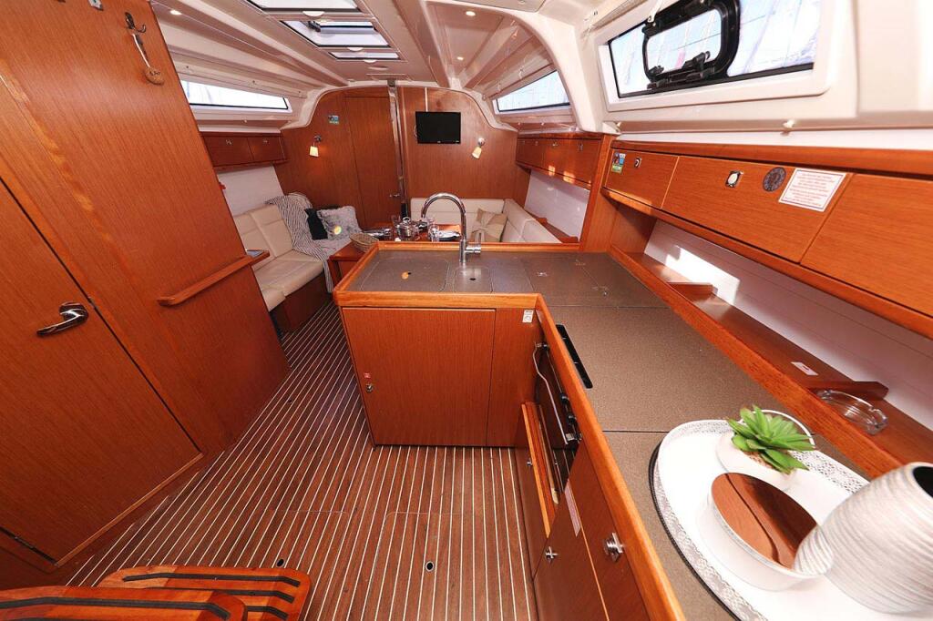 Sailing yacht 