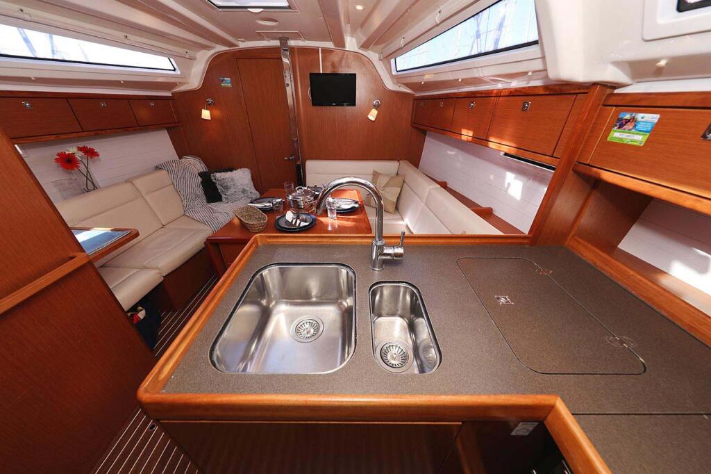 Sailing yacht 