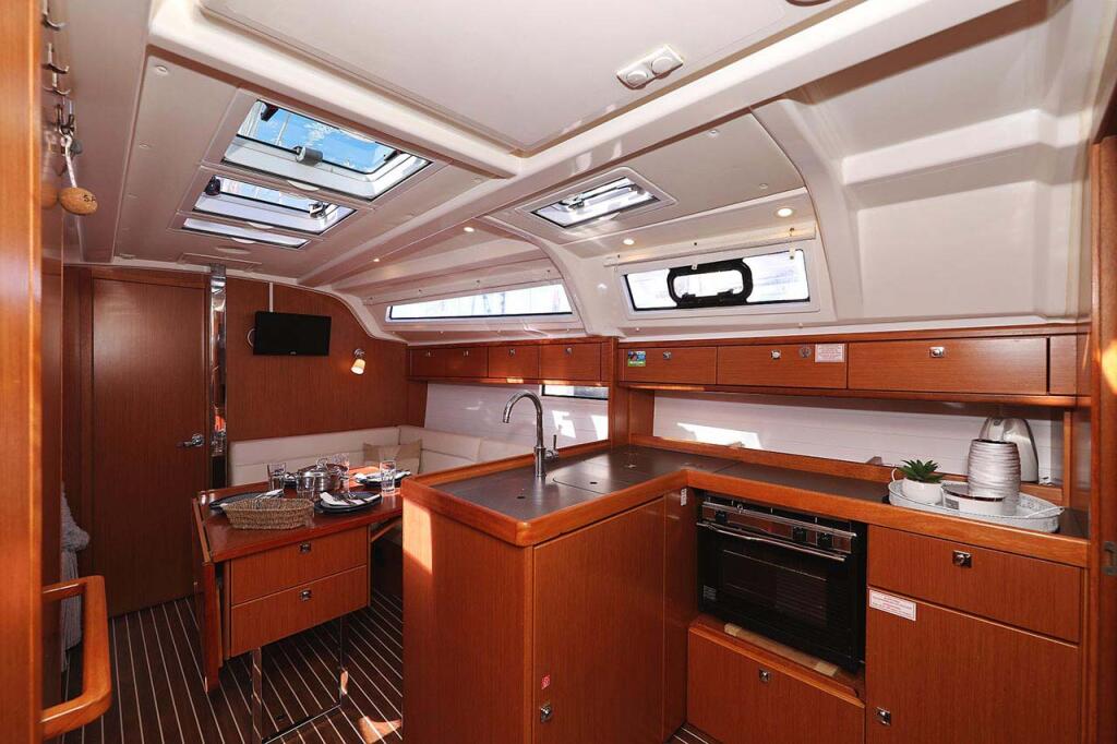 Sailing yacht 