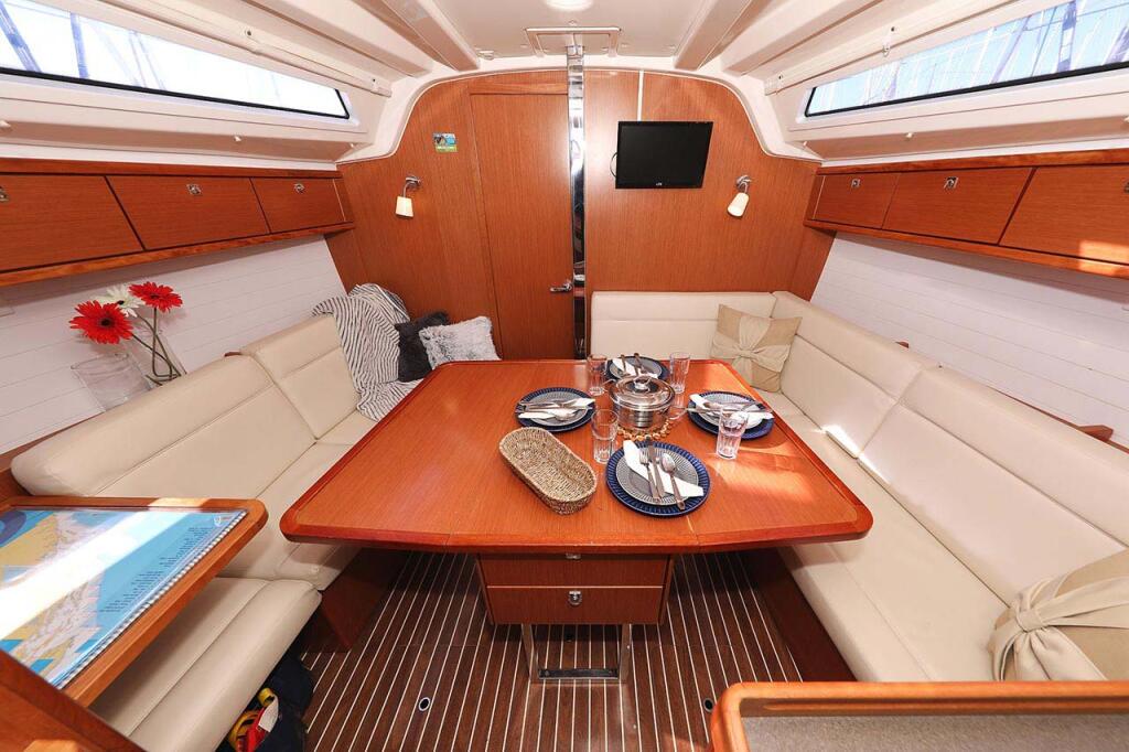 Sailing yacht 