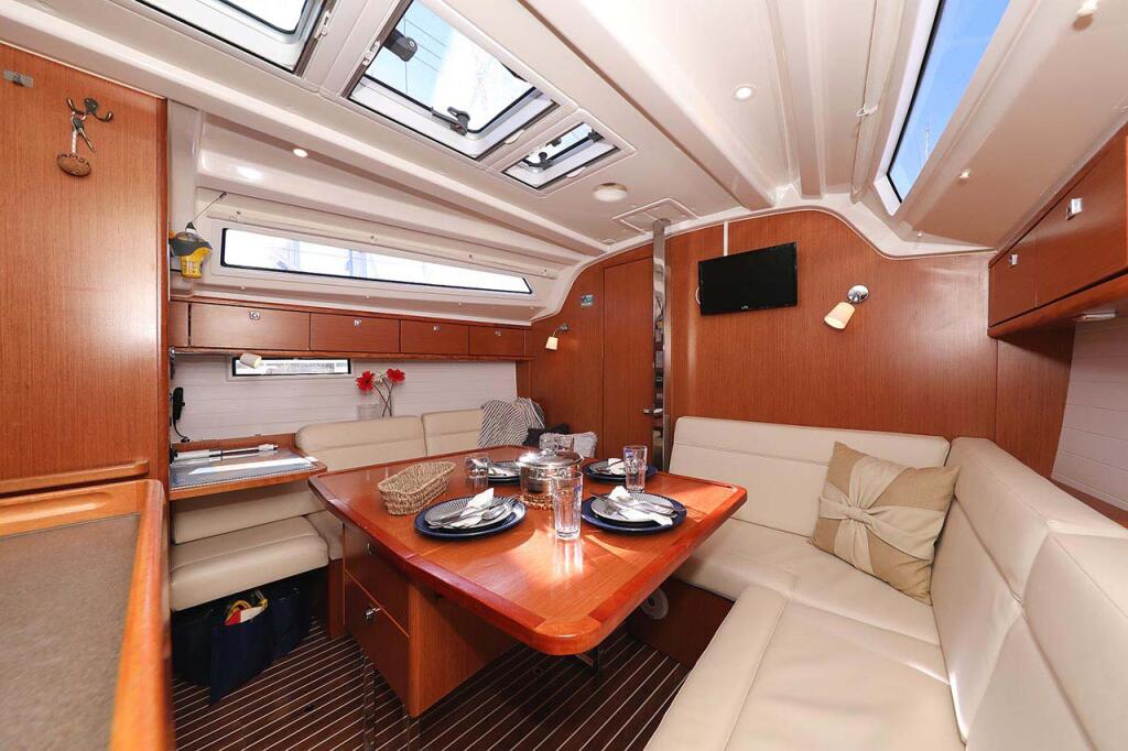 Sailing yacht 