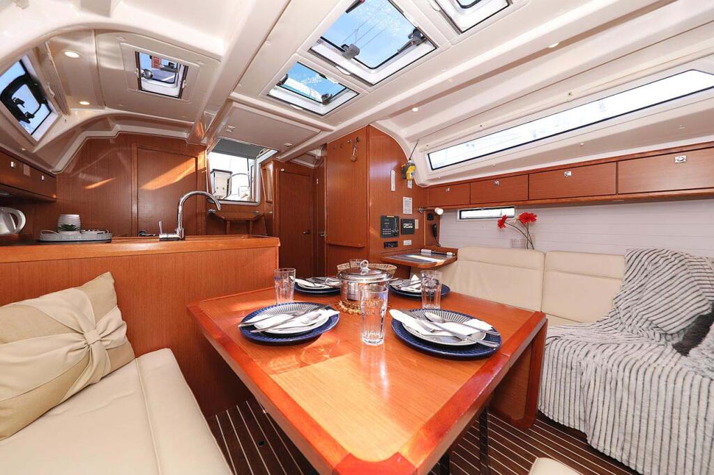 Sailing yacht 