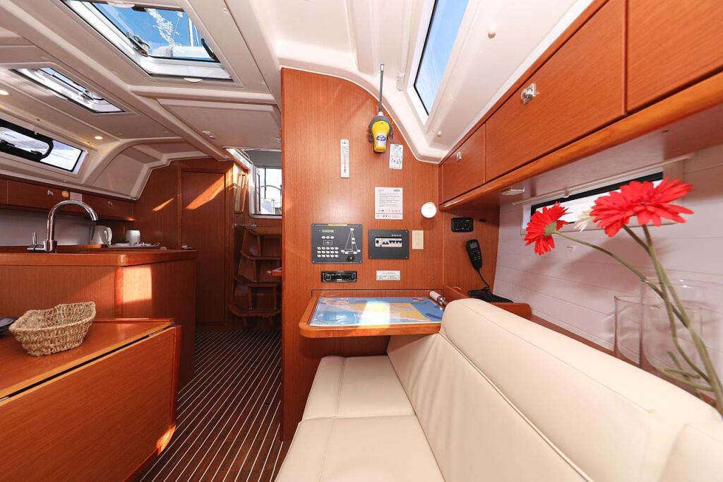 Sailing yacht 