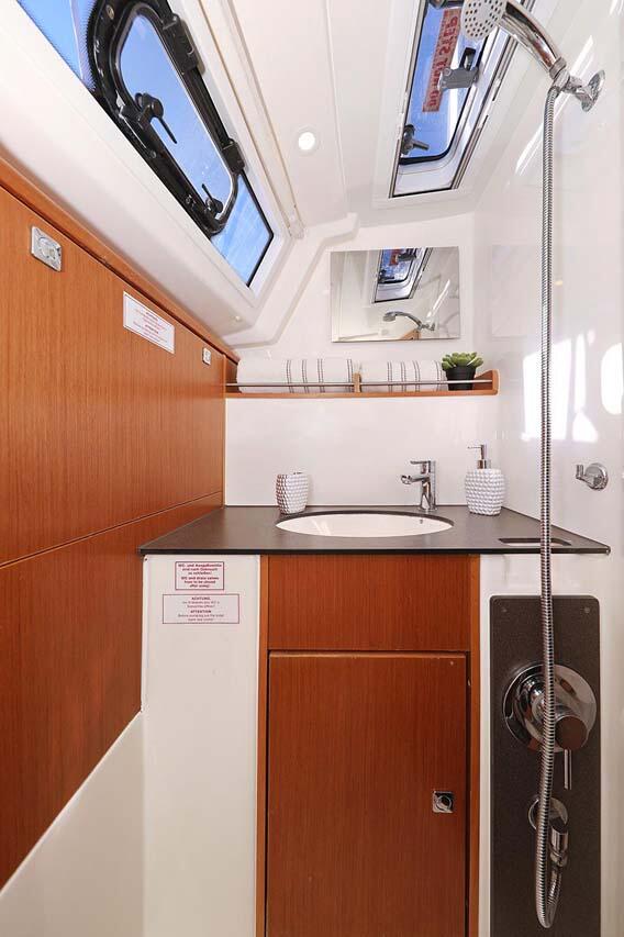 Sailing yacht 