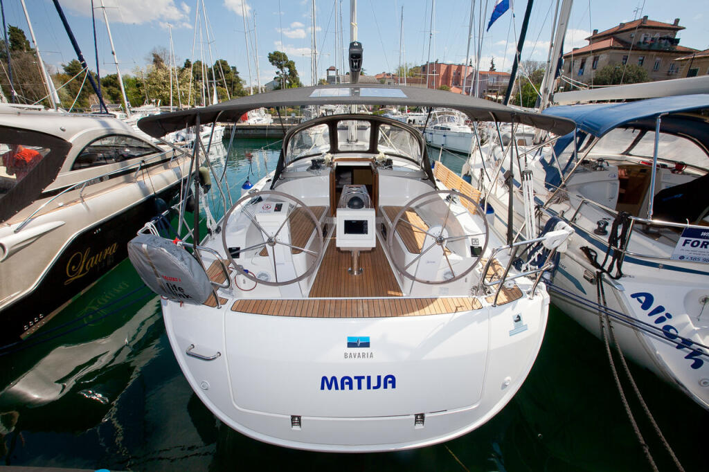 Sailing yacht 