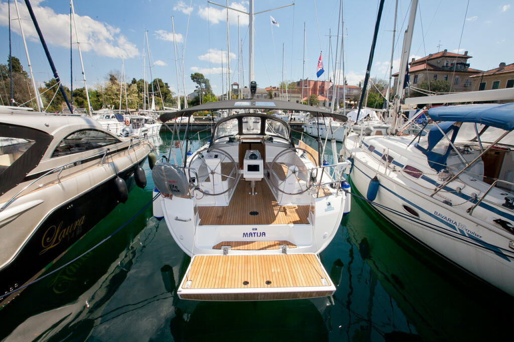 Sailing yacht 