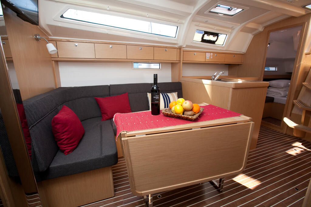 Sailing yacht 