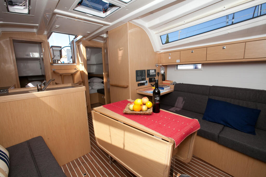 Sailing yacht 
