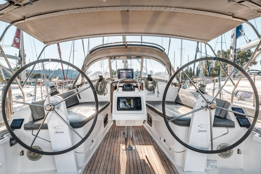 Sailing yacht 