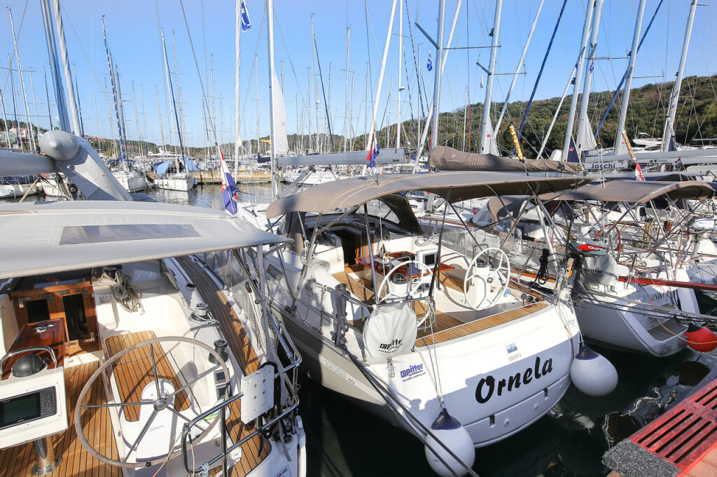 Sailing yacht 