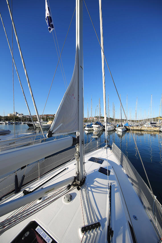 Sailing yacht 