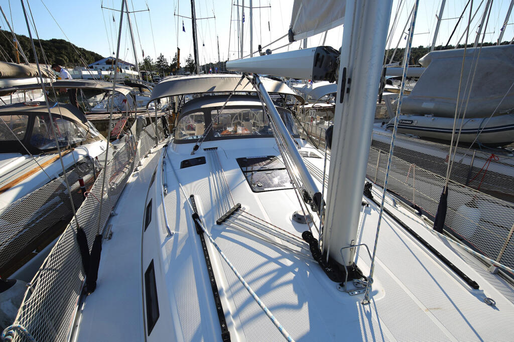 Sailing yacht 