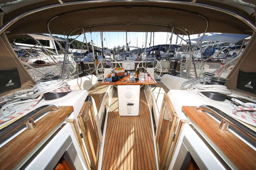 Sailing yacht 