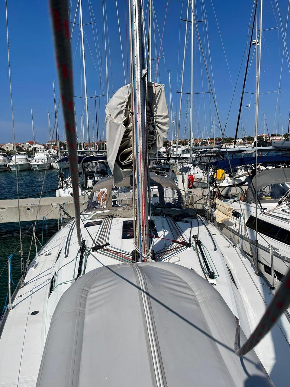 Sailing yacht 