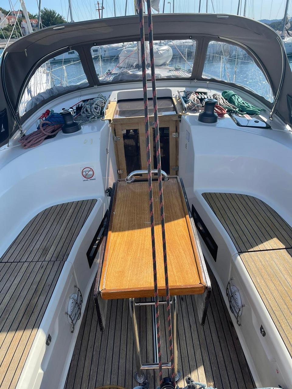 Sailing yacht 