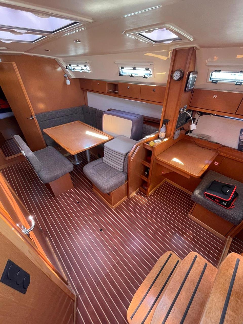 Sailing yacht 