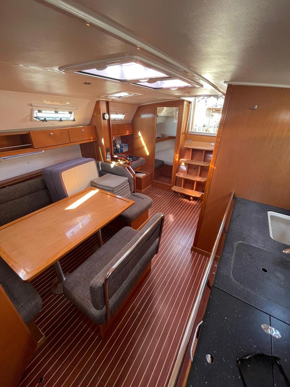 Sailing yacht 