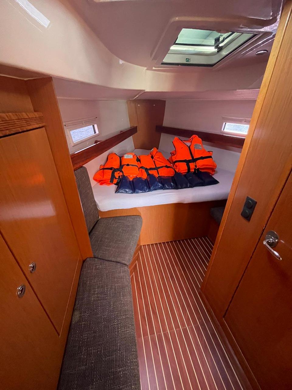 Sailing yacht 