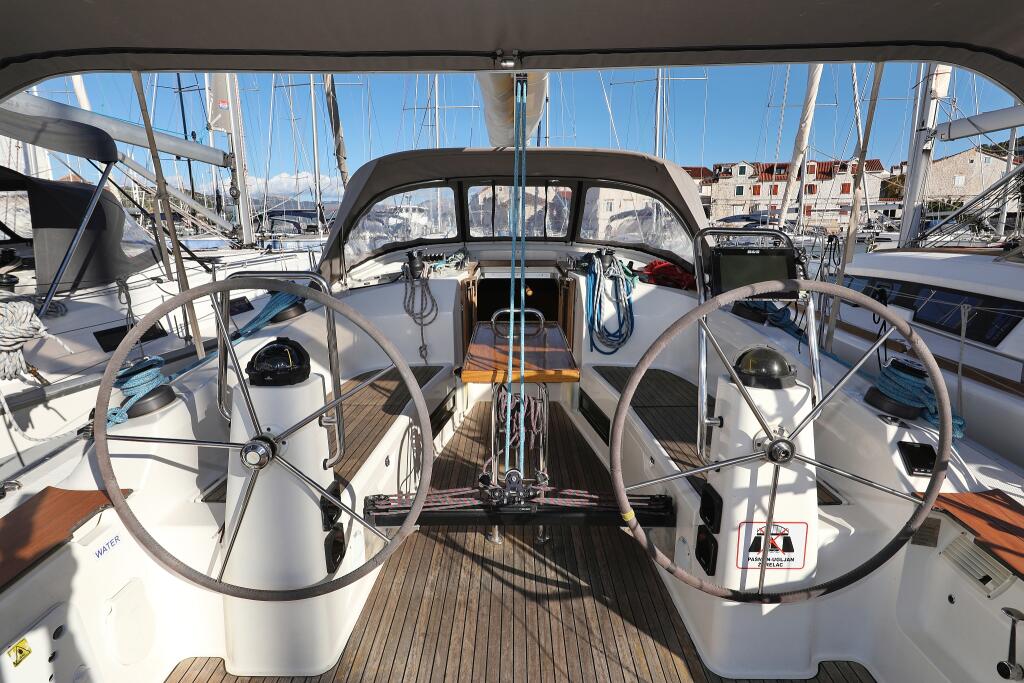 Sailing yacht 