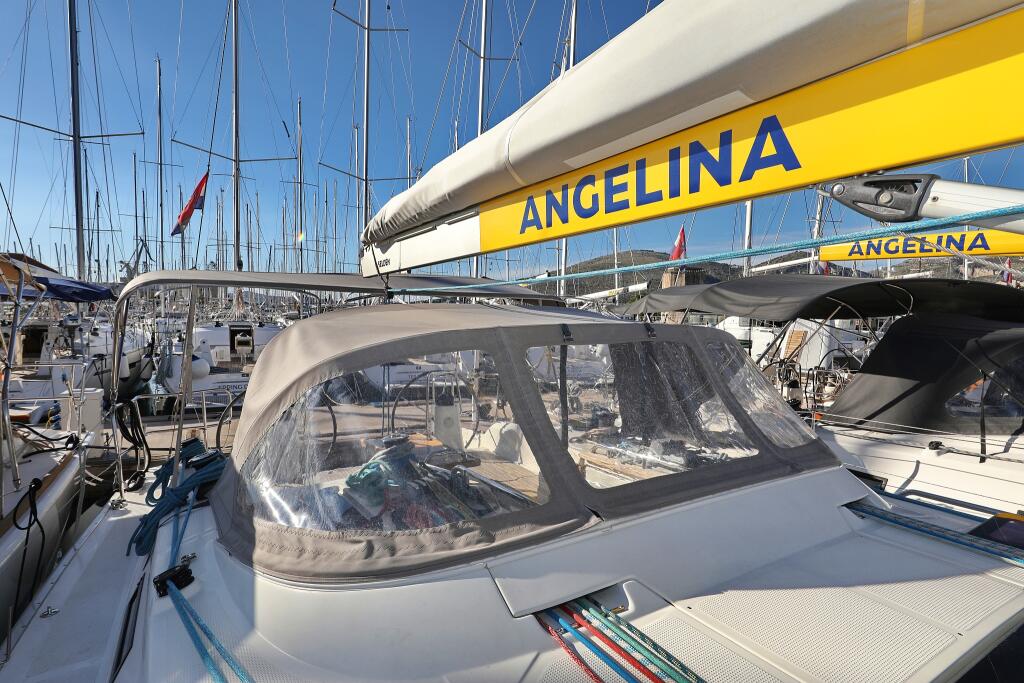 Sailing yacht 