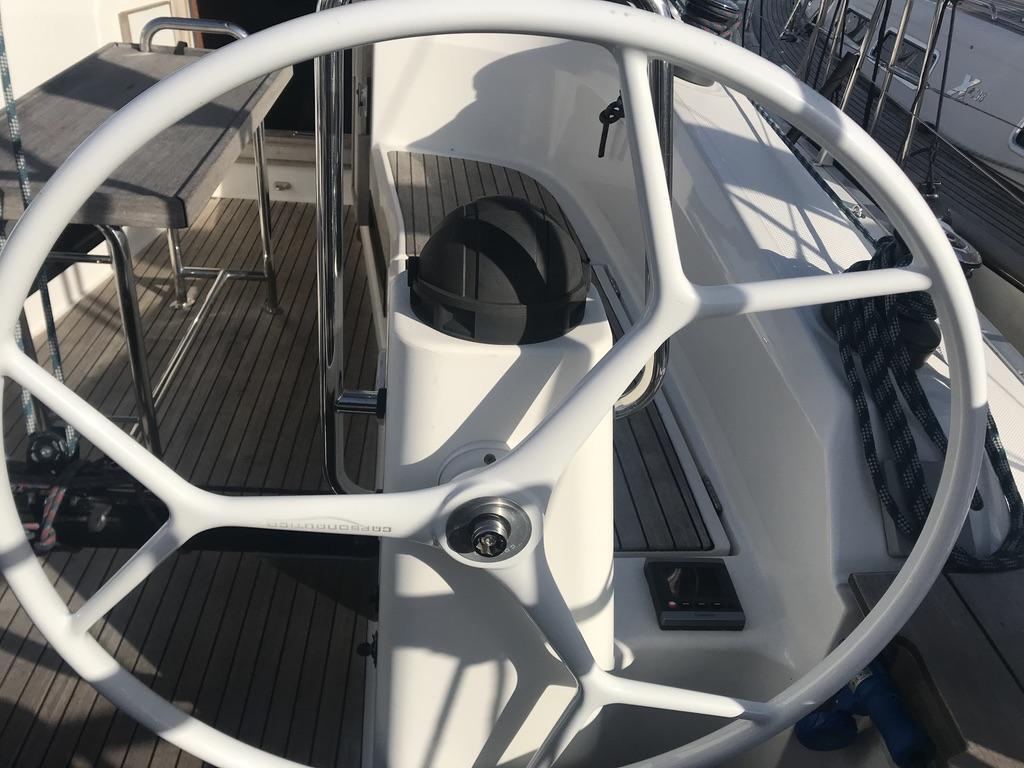 Sailing yacht 