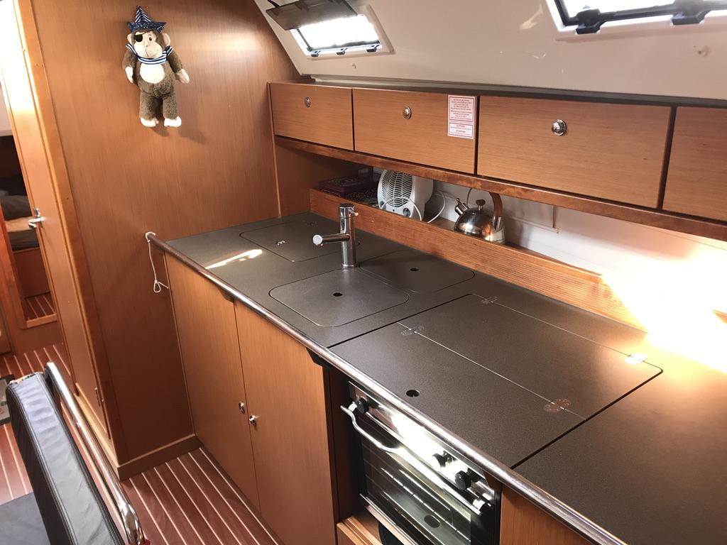 Sailing yacht 
