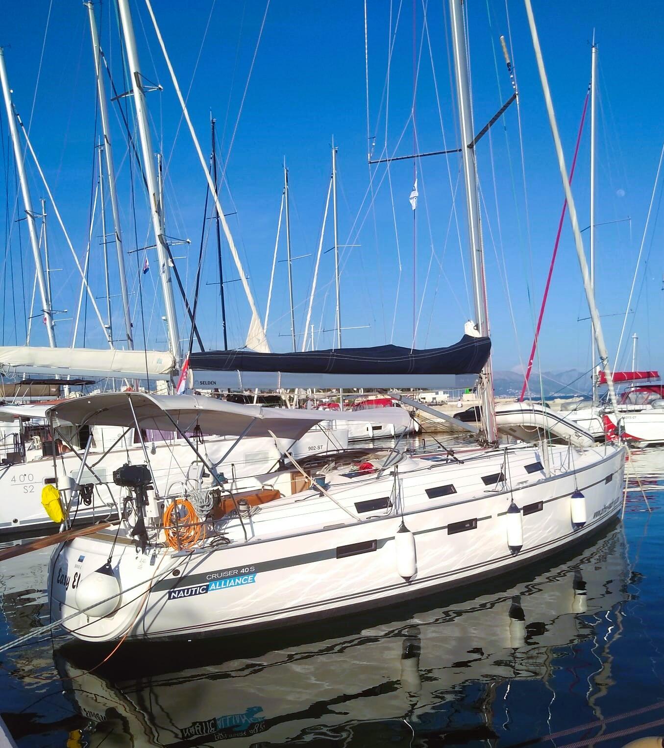 Sailing yacht 