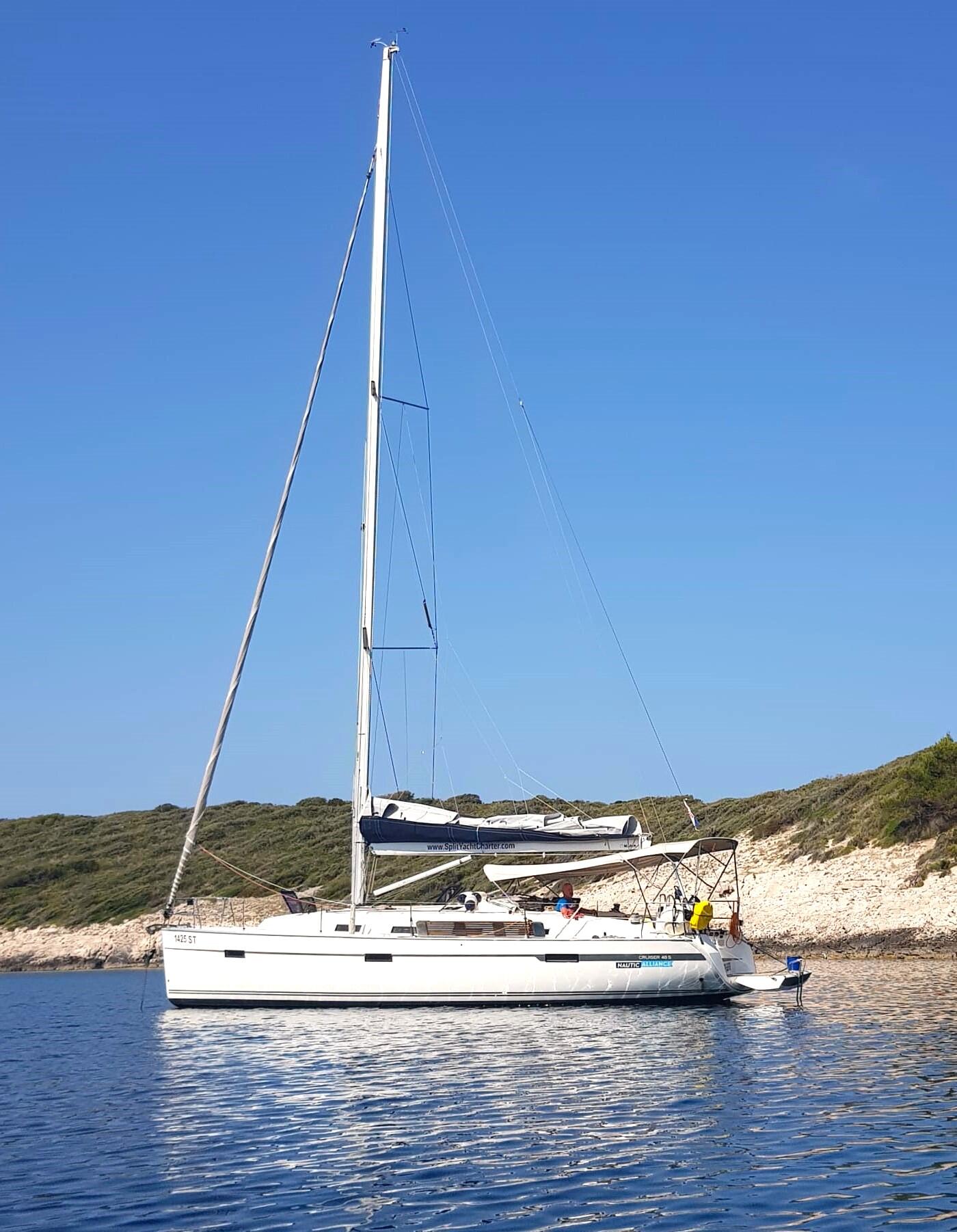 Sailing yacht 