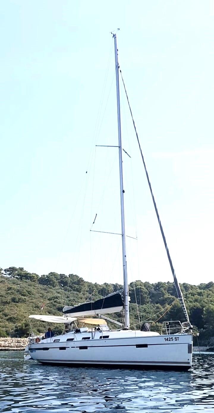 Sailing yacht 
